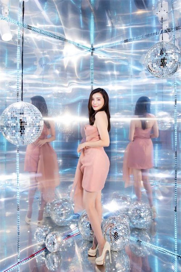 Cao Thái Hà chọn váy tông màu pastel nhẹ nhàng khi tham gia sự kiện.
