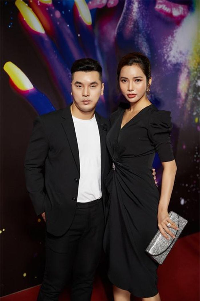 Vợ chồng Ưng Hoàng Phúc - Kim Cương mix đồ ton sur ton đen khi đi dự fashion show.
