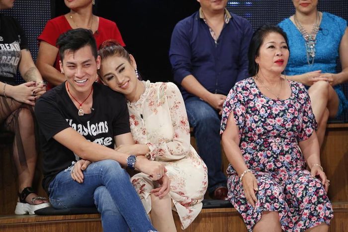 Một lần khác, cô còn trưng dụng chiếc váy voan họa tiết hoa ngọt ngào khi xuất hiện tại một chương trình cùng mẹ chồng. Bộ váy cổ điển tuy kín đáo nhưng không thiếu sự quyến rũ nhờ vào chất vải mỏng manh, kiểu dáng ôm nhẹ nhàng đường cong hình thể. 
