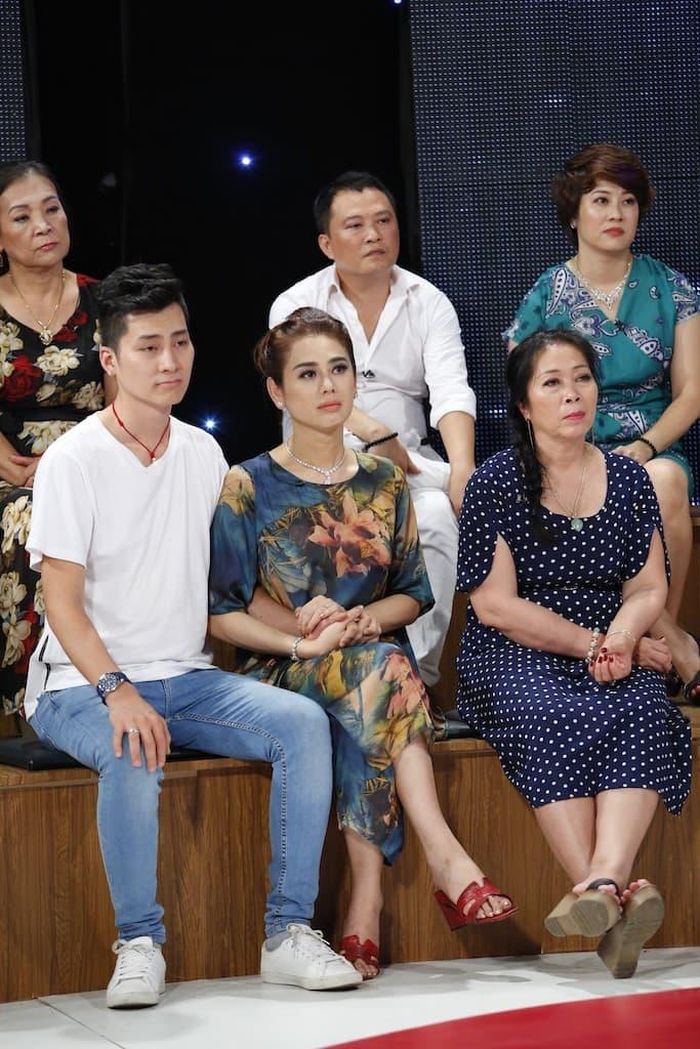 Cũng có lúc, vì mê diện đồ kín như bưng mà còn chọn họa tiết hoa to sụ, Lâm Khánh Chi trông già dặn thấy rõ. Trong khi đó, mẹ ruột của Phi Hùng chỉ mặc đầm chấm bi đơn giản cũng đủ trở nên trẻ trung và nền nã. 