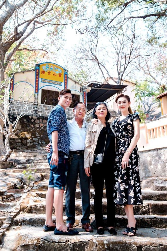 Nhiều năm trôi qua, dù Lâm Khánh Chi thường mặc trang phục nền nã và kín đáo mỗi khi bên gia đình.