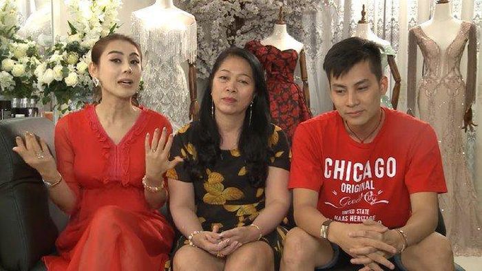 Ngày thường diện đầm xẻ ngực sâu tận rốn, đâu ngờ cũng có lúc công chúng được chiêm ngưỡng một Lâm Khánh Chi kín đáo, e ấp thế này. Thiết kế đầm đỏ rực cổ V chỉ hở nhẹ nhàng nhưng cũng đủ giúp giọng ca chuyển giới ghi điểm nền nã. 