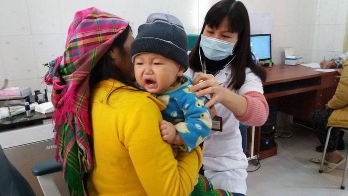Bác sĩ khám bệnh cho người dân nhập viện tại BVĐK huyện Mèo Vạc (Hà Giang).