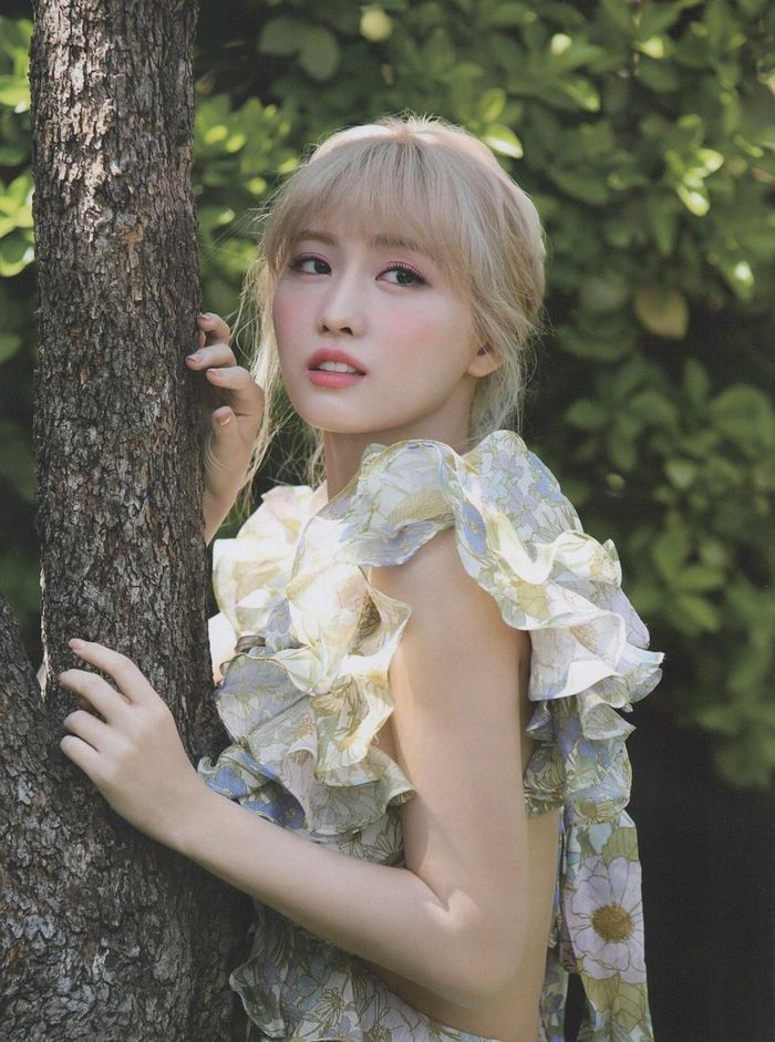 Sana, Momo khi trang điểm kỹ được đánh giá ngôi sao có nhan sắc đáng ngưỡng mộ. 