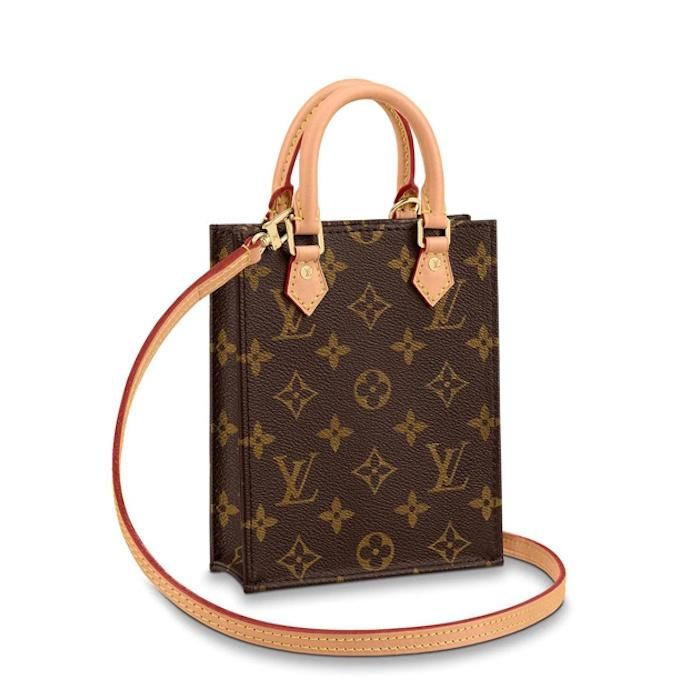  Ngoài ra, các fashionista cũng lựa chọn Louis Vuitton Petit Sac Plat, có giá 1.850 USD. Chiếc túi có dây chéo kèm theo để diện được theo 2 kiểu xách và đeo. Ảnh: Her World. 