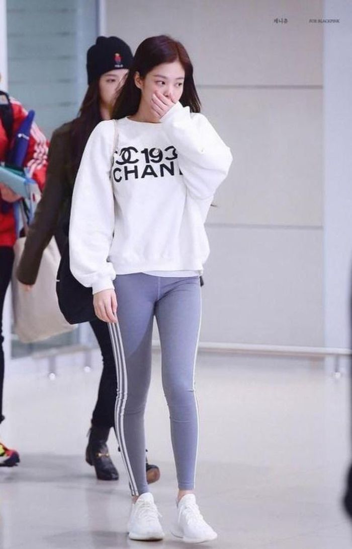 Những cô gái có đôi chân thon gọn sẽ mặc legging đẹp hơn. Nếu không có sự chuẩn bị kỹ lưỡng, việc diện legging cùng áo ngắn dễ khiến bạn trông phản cảm. Khi chọn lựa quần, các cô gái nên để ý đến chất vải dày hay mỏng, độ co giãn, chiều cao cạp. Bên cạnh đó, các loại nội y phù hợp cũng giúp bạn tránh được lỗi trang phục. Ảnh: adidas, For BlackPink.