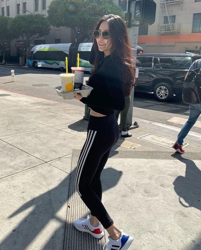 Quần legging từng là xu hướng thời trang trước khi trở thành món đồ phổ biến. Nhiều người ái ngại khi mặc quần legging bởi nó bó quá sát vào cơ thể. Theo Kpopmap, vài thương hiệu đã tìm ra giải pháp, thay đổi các chi tiết nhỏ để hạn chế tình huống xấu hổ cho người mặc nhưng không làm mất đi sự tiện lợi. Ảnh: @marcellasne_.
