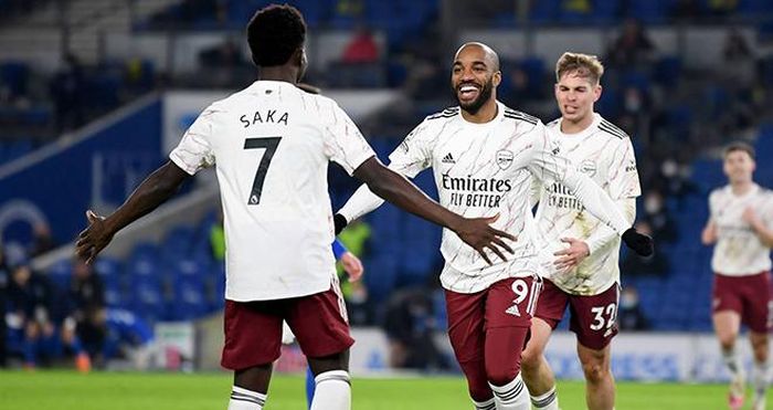 Saka kiến tạo đẹp mắt cho Lacazette ghi bàn