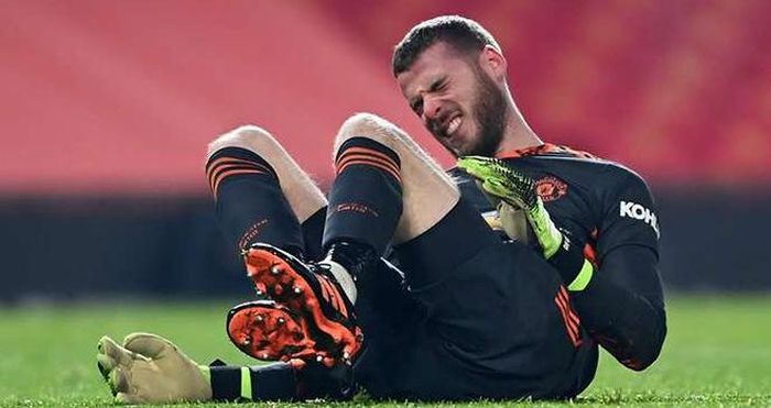 De Gea ngã xuống đầy đau đớn