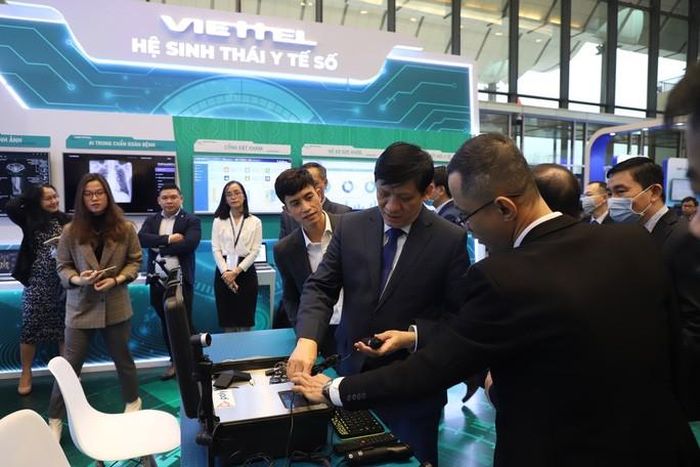 Bộ trưởng Bộ Y tế và các đại biểu thăm các gian hành về chuyển đổi số trưng bày tại hội nghị
