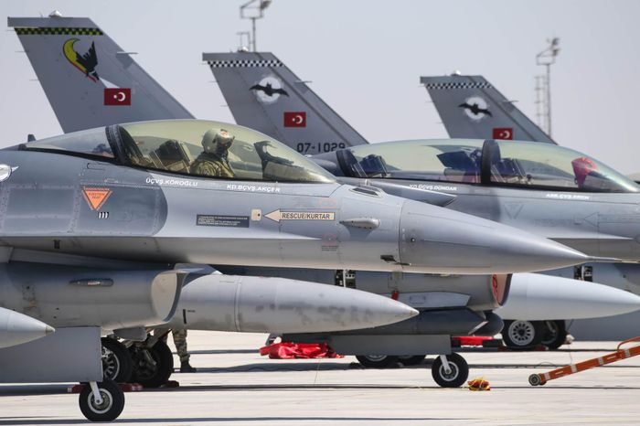 Trong khi đó, máy bay chiến đấu chủ lực của Thổ Nhĩ Kỳ là F-16, được trang bị tên lửa chống hạm Penguin, bom chùm, bom phá đường băng, tên lửa không đối không tầm ngắn AIM-9 "Sidewinder" và tên lửa tầm trung AIM -120; bom dẫn đường chính xác bằng GPS và bom thông thường. Ảnh: Máy bay chiến đấu F-16 của Thổ Nhĩ Kỳ - Nguồn: Wikipedia.