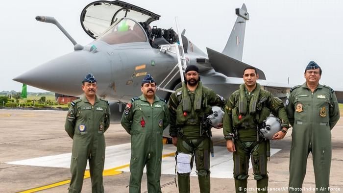 Tiêm kích Rafale cũng có thể sử dụng tên lửa không đối không ngoài tầm nhìn Meteor với tầm bắn ước tính hơn 200 km. Tên lửa không đối không Meteor có khả năng tiêu diệt hiệu quả mục tiêu tối đa 160 km, có thể cải thiện đáng kể khả năng tấn công của Không quân Ấn Độ. Ảnh: Máy bay chiến đấu Rafale của Ấn Độ - Nguồn: Dassault Aviation