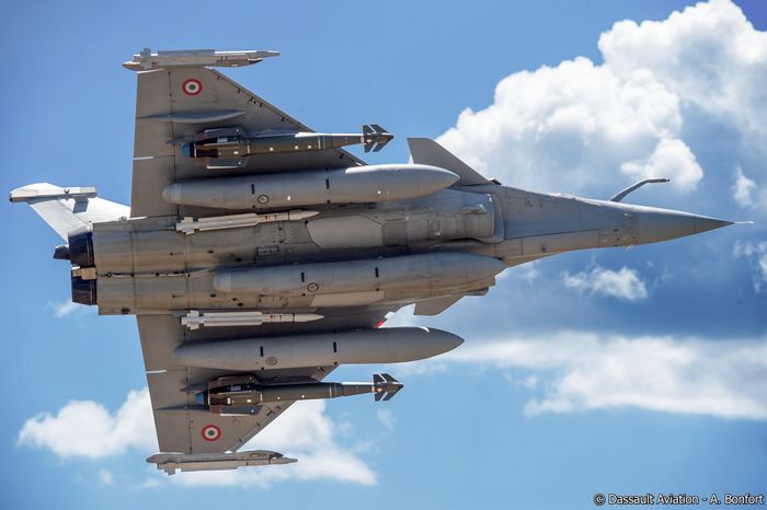 Máy bay chiến đấu Rafale của Dassault Aviation sẽ gia nhập Không quân Hy Lạp trong thời gian gần nhất. Là đồng minh thân thiết của Hy Lạp, Pháp đã quyết định việc bán 18 máy bay chiến đấu Rafale cho Không quân Hy Lạp, biến Hy Lạp trở thành quốc gia châu Âu đầu tiên, mua máy bay chiến đấu Rafale. Ảnh: Máy bay chiến đấu Rafale - Nguồn: Dassault Aviation