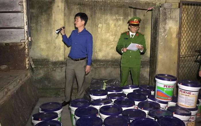  Nhiều thùng sơn giả do Đức sản xuất bị công an phát hiện