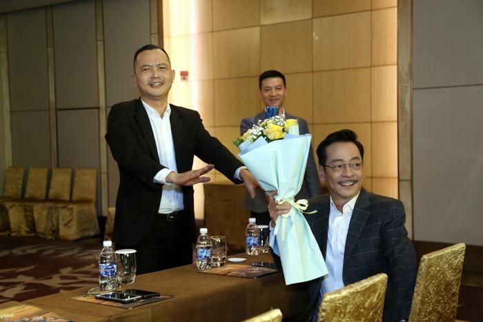 Phó Giám đốc VFC Lê Mạnh tặng hoa tại chỗ cho NSND Hoàng Dũng vì ông khó khăn khi đứng dậy và di chuyển trong buổi ra mắt phim "Trở về giữa yêu thương''.