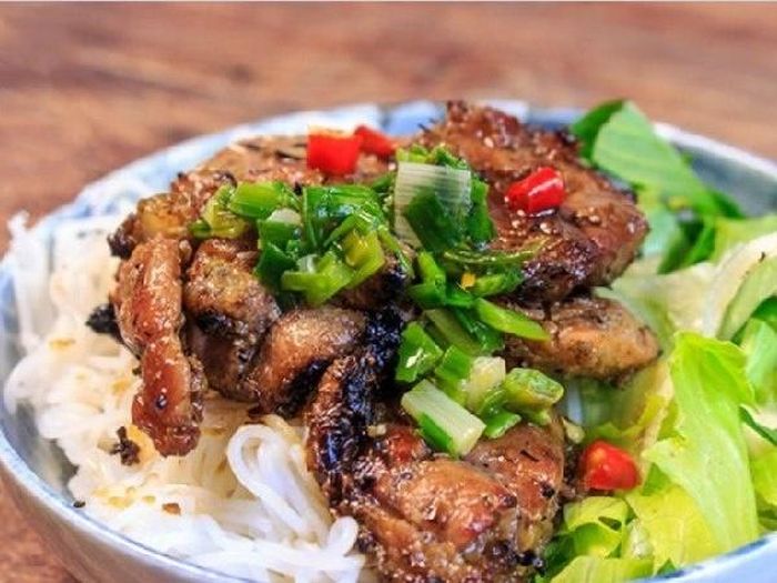 Bún thịt nướng miền Trung đậm đà khó quên (Ảnh minh họa)
