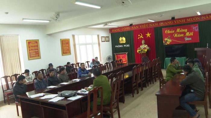 Các đối tượng bị bắt quả tang trong đường dây đánh bạc tại cơ quan Công an.