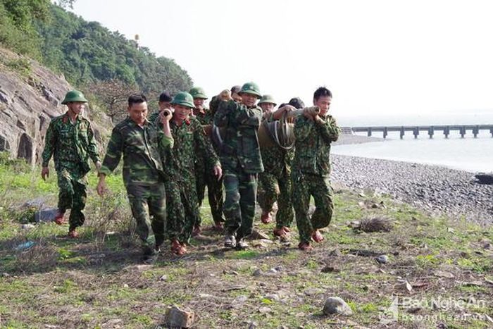 Lực lượng Công binh Ban CHQS thị xã vận chuyển quả bom tới vị trí hủy nổ. Ảnh: Trọng Kiên
