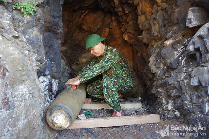 Lực lượng Công binh Bộ CHQS tỉnh tiến hành bố trí lượng nổ để hủy bom. Ảnh: Trọng Kiên