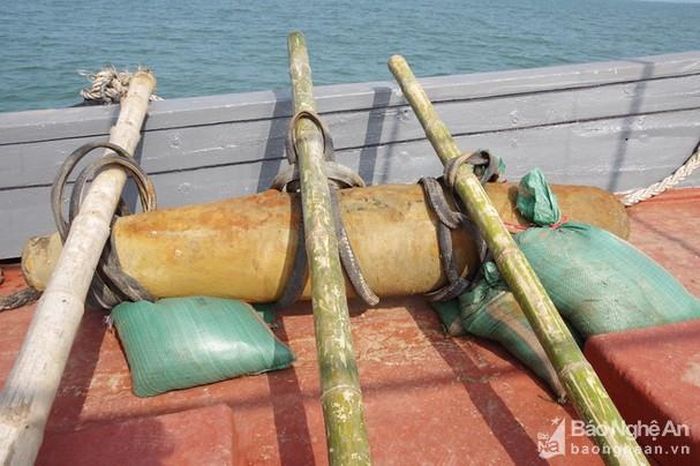 Quả bom nặng 330kg, dài 1,6m được vận chuyển đến khu vực hủy nổ. Ảnh: Trọng Kiên