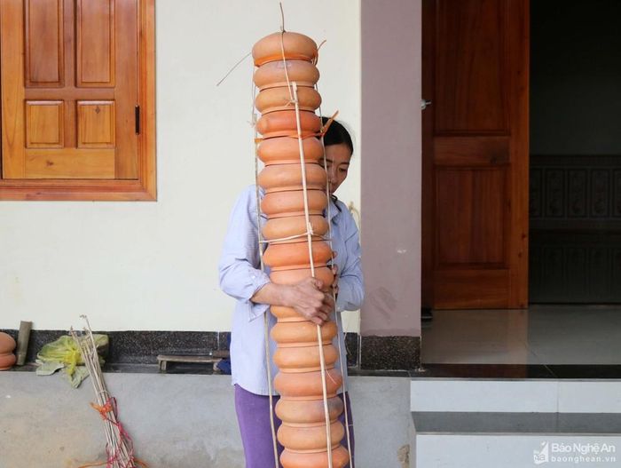 Dân buôn nồi ở Viên Thành có thể đặt trước mẫu mã, số lượng nồi cho các cơ sở sản xuất nồi ở Trù Sơn, để nhập hàng định kỳ hoặc có thể đến tận nơi, thích gì mua nấy. Giá nồi được mua sỉ từ vài nghìn đồng đến vài chục nghìn đồng/chiếc, tùy vào từng loại nồi. Ảnh: Huy Thư