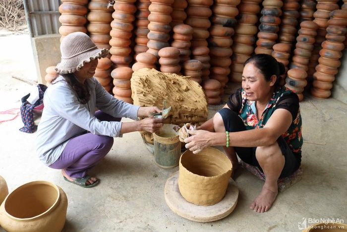 Việc bán hàng cũng tùy vào từng hộ dân, thị trường hấp dẫn của dân buôn nồi ở Viên Thành không phải nội tỉnh mà là Thanh Hóa và các tỉnh phía Bắc. Những gia đình có vốn, tập kết được hàng nhiều, mỗi lần xuất hàng theo hợp đồng cũng bán được vài nghìn chiếc nồi. Hộ vốn liếng eo hẹp, hay neo người thì chấp nhận làm ăn nhỏ lẻ, bán lẻ dọc Quốc lộ 7. Trong ảnh: Một "hợp đồng" làm ăn suôn sẻ với người dân làng nồi. Ảnh: Huy Thư