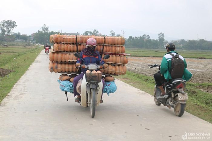 Cuộc sống thay đổi, việc giao lưu kết nối, chuyên chở hàng hóa có phần thuận tiện, nhưng nghề buôn bán nồi cũng gặp không ít khó khăn, Trước đây, Tết Nguyên đán là một dịp làm ăn lớn của dân buôn nồi vì nhà nào cũng phải sắm nồi để nấu. Còn nay, ngày Tết cũng như ngày thường. May chăng là nhờ vào sự phát triển của nghề kho cá bằng niêu đất ở đồng bằng Bắc Bộ và việc sử dụng niêu đất trong các món ăn truyền thống ở nhà hàng, khách sạn đã thổi một luồng gió mới, dưỡng thêm sức sống cho nghề nặn nồi ở Trù Sơn và nghề buôn bán nồi đất ở Viên Thành. Ảnh: Huy Thư
