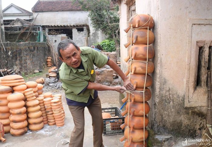 Ngoài cột dọc bằng các thanh tre, các cây nồi còn được cột ngang bằng những sợi giang nhằm cố định nồi một cách chắc chắn. Ảnh: Huy Thư
