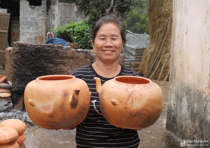 Nồi đất ở Trù Sơn (Đô Lương) được đánh giá có chất lượng tốt (hình dáng chuẩn, đốt chín đều, màu sắc đẹp, tiếng kêu thanh, đa dạng sản phẩm) và là nguồn hàng chính của những người buôn nồi đất ở Viên Thành. Ảnh: Huy Thư