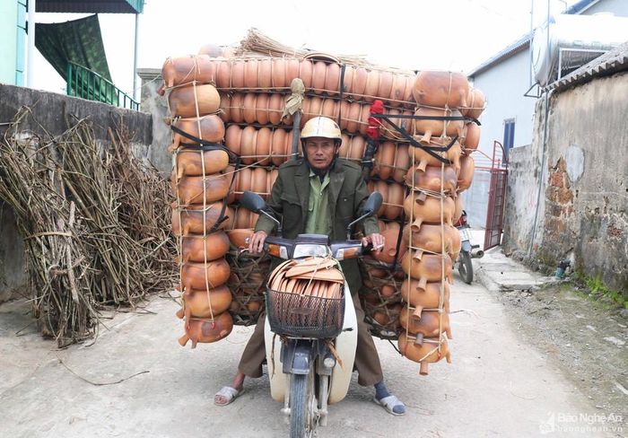 Theo ông Bùi Văn Chương: “Mỗi chuyến xe máy, tôi chở được khoảng 700 chiếc nồi loại nhỏ. Đi chở nồi, lên xe ra về là lo vì hàng cồng kềnh, dễ vỡ, nên phải cẩn thận cả lúc chạy xe, lẫn dừng xe. Cái này mà va chạm, ngã đổ là tan luôn chứ không có cơ hội để sắp lại". Nghề buôn nồi đất luôn gắn với “nỗi lo đổ vỡ”, đi xe chở hàng về đến cổng nhà cũng chưa hết lo, chỉ khi dừng xe trong sân, dỡ hết hàng xuống sắp đâu vào đó, họ mới khẳng định là “chuyến đi đã an toàn”. Ảnh: Huy Thư