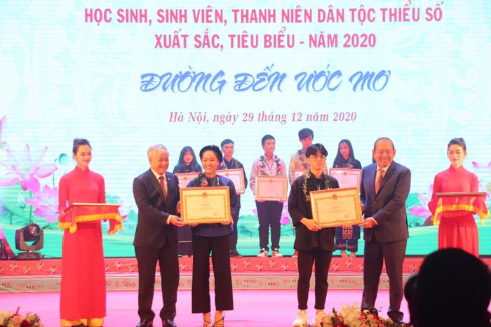 122 trên tổng số 145 em học sinh, sinh viên, thanh niên dân tộc thiểu số xuất sắc, tiêu biểu được lựa chọn tuyên dương. (Ảnh: Quang Trường).