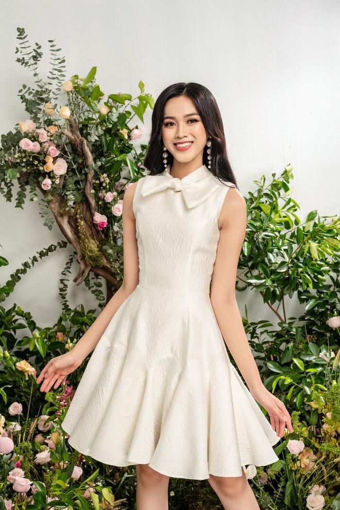 Hoa hậu Đỗ Thị Hà cho biết, cô rất thích thú với những gam màu tươi trẻ, kiểu dáng thời trang phù hợp khi xuất hiện tại những sự kiện, các buổi hẹn hò, tiệc tùng cuối năm