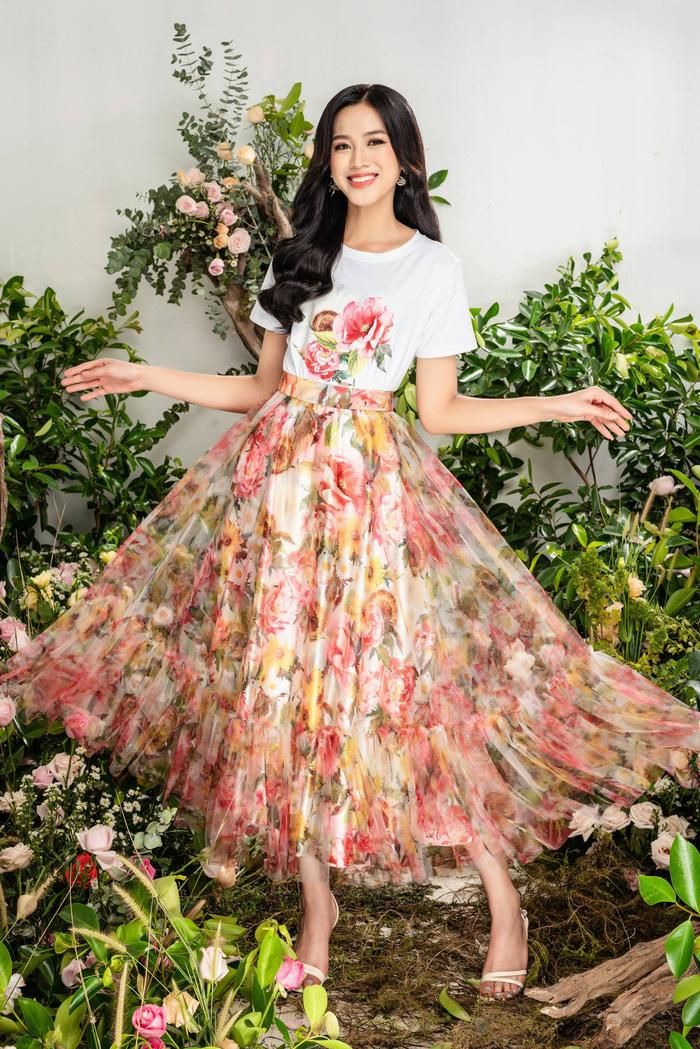 BST Angelic lấy điểm nhấn là vẻ đẹp trong trẻo của thiên thần, bay bổng và cuốn hút. Cùng với đó là niềm cảm hứng đầy say mê về loài hoa phù dung, loài hoa được mệnh danh là tiên nữ của những loài hoa. Từ đó mang đến nét đẹp thanh thoát nhưng vẫn tràn đầy năng lượng dành cho Hoa hậu Đỗ Thị Hà