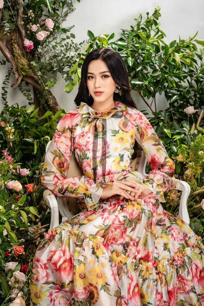 Mới đây, người đẹp xuất hiện trong những thiết kế mới của BST Angelic, như những gợi ý đặc biệt dành cho những quý cô nhân dịp cuối năm