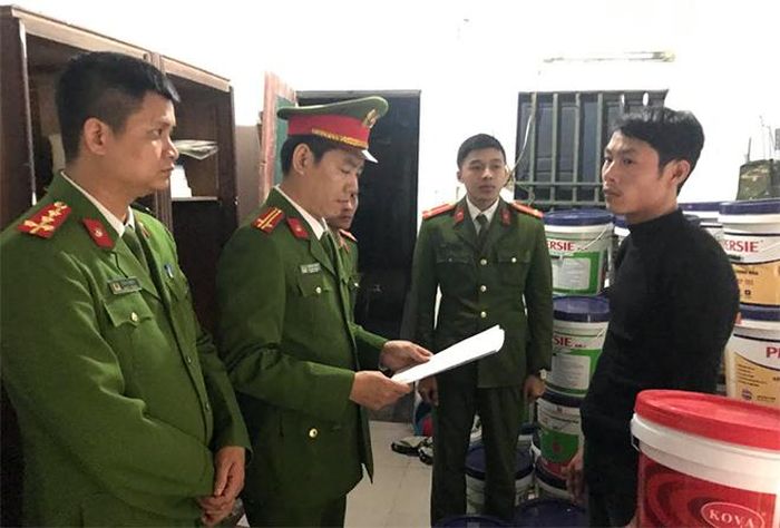 Phòng Cảnh sát điều tra tội phạm về kinh tế thi hành lệnh khám xét khẩn cấp chỗ ở của Đức. 