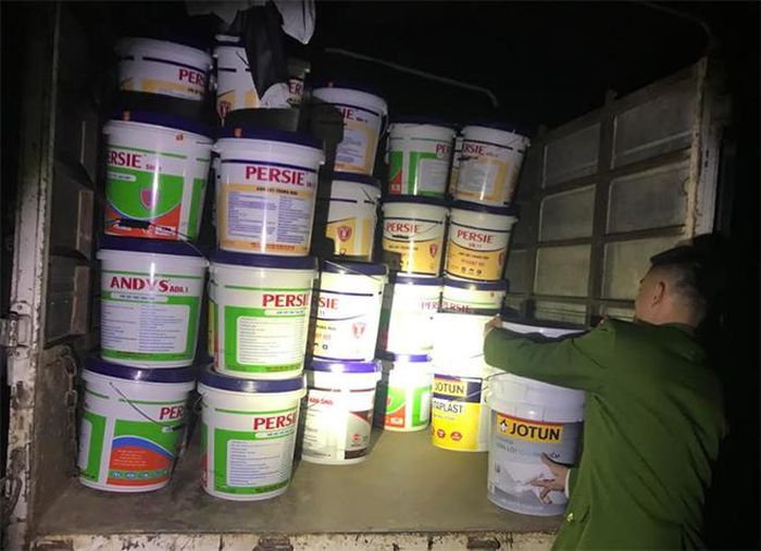 Cảnh sát kinh tế thu giữ hơn 200 thùng sơn giả các hãng có tiếng trên thị trường. 