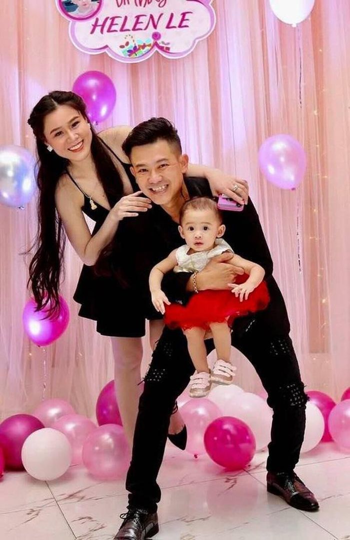 Hình ảnh Vân Quang Long hạnh phúc bên gia đình nhỏ.
