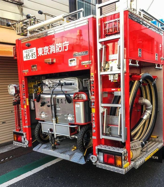 Chiếc xe cứu hỏa Nhật Bản này mang một phiên bản nhỏ hơn của chính nó bên trong. 