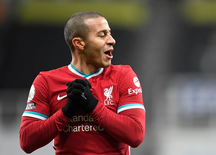 HLV Klopp tung Thiago vào sân từ phút 73. Ở màn tái xuất tại Premier League, tiền vệ người Tây Ban Nha chơi khá tốt với hàng loạt đường chuyền mở ra cơ hội cho đồng đội.