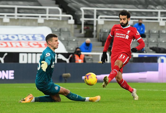 Sau những pha leo biên bất thành, Liverpool chuyển hướng sang tấn công trung lộ, và thu về những tín hiệu tích cực. Salah, Mane tận dụng tốc độ để khai thác khoảng trống phía sau hàng thủ đội chủ nhà. Phút 34, tiền đạo người Ai Cập phá bẫy việt vị, và dứt điểm nắn nót bằng chân trái. Nỗ lực của thủ môn Darlow đã đẩy bóng đi chệch cột trong gang tấc.