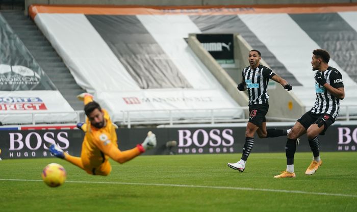 Liverpool bóp nghẹt khoảng trống của Newcastle trong khoảng 10 phút đầu trận với tỷ lệ cầm bóng lên đến 71%. Tuy nhiên, chủ nhà không quá bận tâm về điều này. "Chích chòe" duy trì cự ly đội hình hợp lý, và chỉ cần một đường chuyền dài để tổ chức phản công dựa trên tốc độ của tiền đạo Callum Wilson.