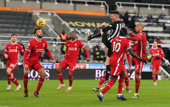 Newcastle dồn toàn bộ sức lực cho mặt trận phòng ngự, nhưng vẫn suýt khiến nhà ĐKVĐ ôm hận. Phút 79, Ciaran Clark bật cao đánh đầu, buộc Alisson phải trổ hết tài nghệ mới có thể giúp Liverpool tránh bàn thua.