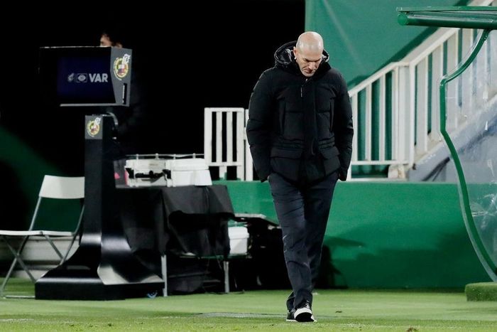  Sự thất vọng của HLV Zidane sau trận. Real kém đội đầu bảng Atletico Madrid 2 điểm, nhưng đang thi đấu nhiều hơn 2 trận. 