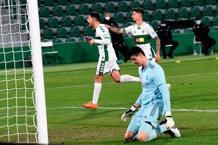 Đây là lần thứ 6 Real nhận bàn thua trên chấm 11 m ở La Liga 2020/21. Trước khi mùa này diễn ra, Real nhận 6 bàn thua trên chấm 11 m sau 65 trận ở La Liga. Goal bình luận: "Báo động cho cách phòng ngự của Real. HLV Zidane cần xem lại sau những bàn thua liên tiếp trên chấm 11 m". 
