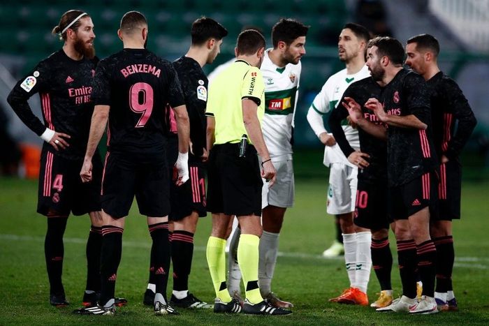  Phút 35, trọng tài Jorge Figueroa Vazquez thổi penalty cho Real khi cho rằng một cầu thủ Elche dùng tay chơi bóng trong khu vực 16,5 m. Dù vậy, ông nhận hỗ trợ từ VAR và thay đổi quyết định. Đây là điểm nhấn cuối cùng của hiệp một. 