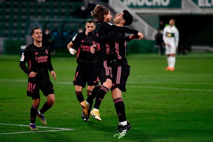  Sau 16 trận, Real Madrid có 33 điểm, xếp nhì bảng. Thầy trò HLV Zinedine Zidane bị cắt đứt chuỗi 5 trận thắng liên tiếp tại La Liga 2020/21. Một lần nữa, Real ôm hận trước một CLB mới thăng hạng La Liga. Hôm 17/10, "Bầy kền kền" từng gây sốc khi thua Cadiz 0-1. 