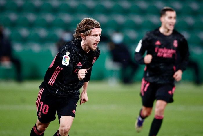  Modric mở tỷ số cho Real Madrid bằng cú đánh đầu dũng mãnh ở phút 20. Trước đó, Marco Asensio tung cú sút căng ngoài khu vực 16,5 m. Bóng dội cột, bay ngược trở lại và Modric đánh đầu thành công. Tiền vệ người Croatia lao vào đánh đầu trước sự truy cản của 2 hậu vệ Elche. 