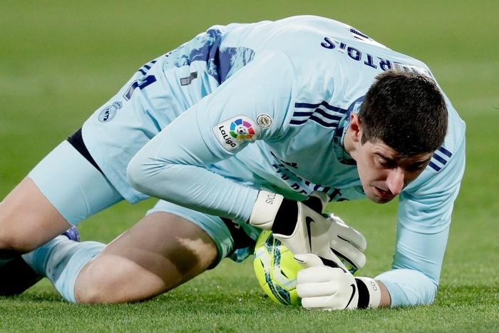  Đây là lần thứ 100 Thibaut Courtois ra sân cho Real. Trong những phút đầu trận, Real đối diện nhiều sức ép từ Elche. Tuy nhiên, Courtos đã chơi tập trung để nhiều lần giải nguy cho Real. 