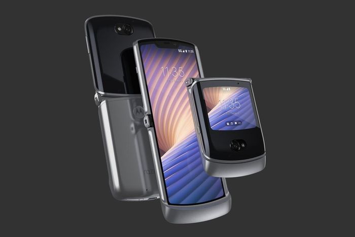  Motorola Razr bị đánh giá thấp hơn Samsung Galaxy Z Flip - smartphone gập vỏ sò trang bị màn hình kính siêu mỏng, chất lượng hoàn thiện tốt hơn, cấu hình cao và giá bán rẻ hơn. Cuối năm 2020, Motorola trình làng phiên bản 5G của Razr với camera kép, nâng cấp cấu hình nhưng không thể tạo ra sức hút. Ảnh: Motorola. 