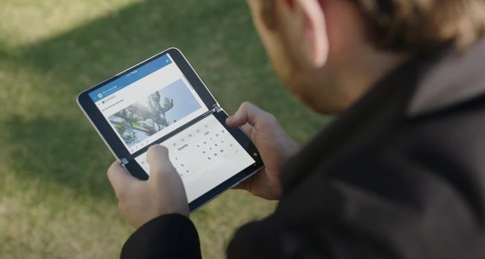  Tuy nhiên, Surface Duo không được đánh giá cao khi phần mềm nhiều lỗi, ít ứng dụng hỗ trợ 2 màn hình. Giá bán cũng là vấn đề bởi nếu bỏ 1.400 USD cho Surface Duo, người dùng chỉ nhận được chip xử lý Snapdragon 855 của năm 2019, không có sạc nhanh, thiếu sạc không dây và chỉ có mạng 4G. Ảnh: 9to5Google. 
